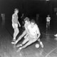 Archiv der Region Hannover, ARH NL Mellin 02-185/0010, Handballspiel in einer Turnhalle
