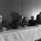 Archiv der Region Hannover, ARH NL Mellin 02-192/0014, Männer unterzeichnen ein Dokument bei einer Versammlung