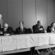 Archiv der Region Hannover, ARH NL Mellin 02-192/0015, Männer unterzeichnen ein Dokument bei einer Versammlung