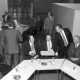 Archiv der Region Hannover, ARH NL Mellin 02-194/0005, Gemeinschaftliches Essen bei einer Versammlung