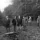 Archiv der Region Hannover, ARH NL Mellin 02-194/0010, Gruppe von Männern an einem Waldrand