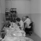 Archiv der Region Hannover, ARH NL Mellin 02-199/0001, Zwei Frauen bei der Arbeit in einer Art Labor(?)