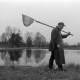 Archiv der Region Hannover, ARH NL Mellin 02-199/0002, Mann mit Kescher an einem Fischteich