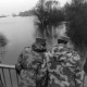 Archiv der Region Hannover, ARH NL Mellin 02-200/0009, Bundesgrenzschutz? bei Hochwasser auf einer Brücke