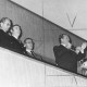Stadtarchiv Neustadt a. Rbge., ARH Slg. Bartling 168, Willy Brandt, Bundeskanzler (SPD) spricht in Neustadt am Rübenberge mit Megaphon von einem Balkon im FZZ