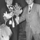 Stadtarchiv Neustadt a. Rbge., ARH Slg. Bartling 225, Der Neustädter N. Goldmann (rechts) überreicht dem Zirkus-Dompteur Gerd Simoneit einen Strauß Tulpen