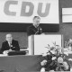 Stadtarchiv Neustadt a. Rbge., ARH Slg. Bartling 228, Landesminister Wilfried Hasselmann (am Rednerpult) bei einer CDU-Wahlkampfveranstaltung im FZZ