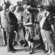 ARH Slg. Bartling 288, Henry Hahn, Bürgermeister, begrüßt eine Gruppe von Wanderern mit Fahne, darunter zwei Männer mit Trachtenhut