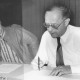 ARH Slg. Bartling 357, Heinz Niemeier, städtischer Beamter, und Gerhard Bednarski, städtischer Angestellter schreibend am Tisch sitzend