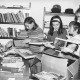 ARH Slg. Bartling 378, Vier Kinder helfen Frau Hoffmann (ehrenamtl. Mitarbeiterin) in der Stadtbücherei beim Auspacken von Büchern