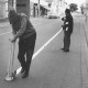 Stadtarchiv Neustadt a. Rbge., ARH Slg. Bartling 398, Zwei Arbeiter bei Straßenmarkierungsarbeiten in der Leinstraße