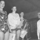 ARH Slg. Bartling 406, Bürgermeister Fritz Temps überreicht drei Schwimmerinnen eine Urkunde