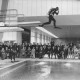 ARH Slg. Bartling 432, Am Beckenrand sitzende Kreistagsmitglieder beobachten Männer in Taucherausrüstung beim Sprung vom Drei-Meter-Brett 