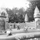 Stadtarchiv Neustadt a. Rbge., ARH Slg. Bartling 434, Spiel-Burg (Hüpfburg) mit spielenden Kindern im Park des Freibads