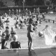 ARH Slg. Bartling 451, Reger Badebetrieb mit zahlreichen Kindern im Nichtschwimmerbecken