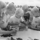 Stadtarchiv Neustadt a. Rbge., ARH Slg. Bartling 453, Kinderbelustigung auf der Liegewiese: 5 Kinder an einem Tisch bei der Blattbestimmung und Geruchserkennung