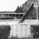 ARH Slg. Bartling 462, Blick über die Rutsche und das leere Schwimmerbecken auf das Servicegebäude des Freibads, Nöpke