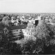 Stadtarchiv Neustadt a. Rbge., ARH Slg. Bartling 490, Blick vom Amtsgarten nach Nordwesten auf das Amtsgericht, die Sparkasse, den Liebfrauen-Kirchturm