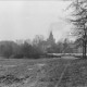 ARH Slg. Bartling 494, Blick von Osten auf den Parkplatz an der Brücke, über die Kleine Leine auf das Amtsgericht und die Liebfrauenkirche