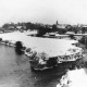 ARH Slg. Bartling 495, Blick von der Brücke der Umgehungstraße nach Süden auf die verschneite Landschaft an der Wiedervereinigung der Großen und Kleinen Leine (im Hintergrund der Turm der Liebfrauenkirche)