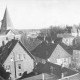 Stadtarchiv Neustadt a. Rbge., ARH Slg. Bartling 517, Blick vom Dach der Sparkasse nach Osten auf die Leinewiesen über den Turm der Liebfrauenkirche und das Amtsgericht
