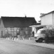 Archiv der Region Hannover, ARH Slg. Bartling 527, Blick nach Süden auf die Häuserfassaden an der westlichen Seite der Windmühlenstraße vom Jibi-Markt (ehem. Kino) aus