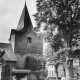 Stadtarchiv Neustadt a. Rbge., ARH Slg. Bartling 532, Turm der Liebfrauenkirche, rechts die blühende Kastanie, vorne ein parkendes Kfz (Renault R 16), dahinter eine Ausstellungsvitrine (Lindenblatt)