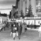 Stadtarchiv Neustadt a. Rbge., ARH Slg. Bartling 544, Abendstimmung auf dem Weihnachtsmarkt in der Marktstraße, mit Tannen geschmückte Fassade der Firma Ohlau und Hemme