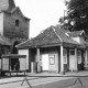 Stadtarchiv Neustadt a. Rbge., ARH Slg. Bartling 591, Alte Wache vor der Sanierung, im Hintergrund der Kirchturm