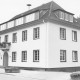 ARH Slg. Bartling 765, Theodor-Heuss-Straße 18, Rathaus mit neuem Anstrich Schrägansicht von Südwesten einschl. Pflanzkübel vor dem Haus, Neustadt a. Rbge.