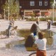 Stadtarchiv Neustadt a. Rbge., ARH Slg. Bartling 784, Rundeel 2B, Italienisches Eiscafé Pennisi, Blick über den Springbrunnen nach Süden, Neustadt a. Rbge.