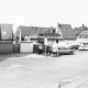 Stadtarchiv Neustadt a. Rbge., ARH Slg. Bartling 797, Schäfergasse, Blick nach Westen auf die Parkplätze, Neustadt a. Rbge.