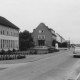 Stadtarchiv Neustadt a. Rbge., ARH Slg. Bartling 826, Goethestraße, Blick von der Geibelstraße auf die Berufsschule und den Sitz der Allgemeinen Ortskrankenkasse (AOK) nach Norden, Neustadt a. Rbge.