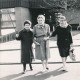 ARH Slg. Bartling 836, Drei ältere Damen beim Überqueren der Lindenstraße vor dem Haupteingang des Altenzentrums "St. Nikolaistift", Neustadt a. Rbge.