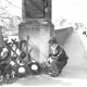 Stadtarchiv Neustadt a. Rbge., ARH Slg. Bartling 843, Hannoversche Straße, südlicher Pfeiler an der Löwenbrücke, Kranzniederlegung an der Gedenktafel für die 24 britischen Soldaten, die bei der Sprengung der Brücke am 7. April 1945 ihr Leben verloren, Neustadt a. Rbge.