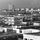 ARH Slg. Bartling 850, Siedlungsgebiet am Silbernkamp, Blick über die Dächer der Häuser vom Hallenbad nach Westen auf die Hochhäuser an der Siemensstraße, Neustadt a. Rbge.