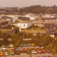 ARH Slg. Bartling 869, Silbernkamp, Parkplatz am Krankenhaus, Eigenheime an der Albert-Schweitzer-Straße und an der Leibnizstraße, Blick vom Krankenhaus nach Norden, Neustadt a. Rbge.