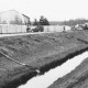 Stadtarchiv Neustadt a. Rbge., ARH Slg. Bartling 891, Moorstraße 2, Feuerwehrübung am Alten Lauf Hauptvorfluter Totes Moor, daneben die Hallen der ASB, Blick nach Osten, Neustadt a. Rbge.