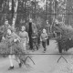 ARH Slg. Bartling 958, Kaffeedamm, Försterei Dammkrug, Familien mit Kindern schleppen ihre selbst geschlagenen Weihnachtsbäume
