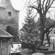 ARH Slg. Bartling 962, Kirchplatz mit illuminiertem Tannenbaum, Blick von der Rathaustreppe auf den Kirchturm und die Kastanie nach Süden, im Vordergrund ein VW-Käfer, Neustadt a. Rbge.