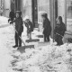 ARH Slg. Bartling 967, Kinder beim Schneeräumen in der Marktstraße, Neustadt a. Rbge.