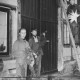 ARH Slg. Bartling 968, Junge Männer beim Anbringen einer vorweihnachtlichen Lichterkette am Giebel eines Fachwerkhauses in der Innenstadt, Neustadt a. Rbge.