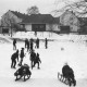 ARH Slg. Bartling 971, Kinder beim Rodeln und Schlittschulaufen auf dem zugefrorenen Teich an der Kuhtränke, Blick nach Nord-Westen, Neustadt a. Rbge.