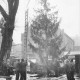 ARH Slg. Bartling 972, Männer beim Aufrichten eines Weihnachtsbaumes auf dem verschneiten Kirchplatz neben der Kastanie, Blick nach Norden auf die Front des Hauses Behrens, Neustadt a. Rbge.