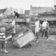 ARH Slg. Bartling 975, Abfuhr von Weihnachtsbäumen durch den städtischen Bauhof, im Vordergrund Kinder auf dem Sammelplatz, Neustadt a. Rbge.