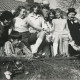 Stadtarchiv Neustadt a. Rbge., ARH Slg. Bartling 1019, Gruppe von Schülerinnen und Schülern (teilweise verkleidet) auf einem geschmückten Erntewagen, Borstel