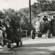 Stadtarchiv Neustadt a. Rbge., ARH Slg. Bartling 1022, Erntefest, Geschmückte Festwagen beim Umzug, vorn ein zweispänniges Schimmelgespann, hinten ein Treckergespann, Borstel