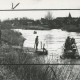 Stadtarchiv Neustadt a. Rbge., ARH Slg. Bartling 1027, Bundeswehrsoldaten demonstrieren eine Bootsübung auf der Leine in Höhe der Einmündung der Kleinen Leine, Neustadt a. Rbge.