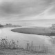 ARH Slg. Bartling 1043, Leinebogen im Spätherbst, Blick vom Ufer mit Schilfgras über den doppelkurvigen Fluss, im Hintergrund die Landschaft (Deister?) im Nebel (2 Ex.), Neustadt a. Rbge.