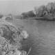 ARH Slg. Bartling 1046, Leine-Brücke im Spätherbst, Blick vom südwestlichen Ufer in Richtung Nordosten auf die Brücke und das gegenüberliegende Ufer, Neustadt a. Rbge.